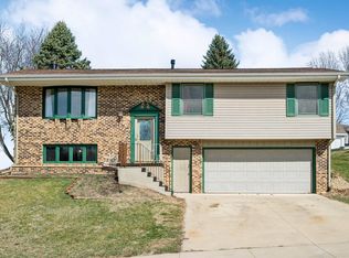 925 Hawkeye Dr, Dubuque, IA 52001