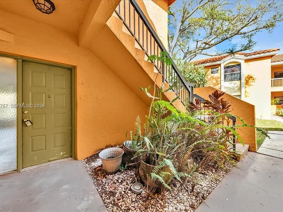 3814 Coral Tree Cir #3814