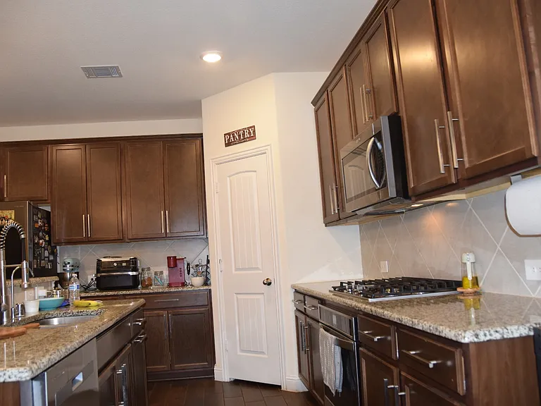 414 Parkford Dr — Photo 6