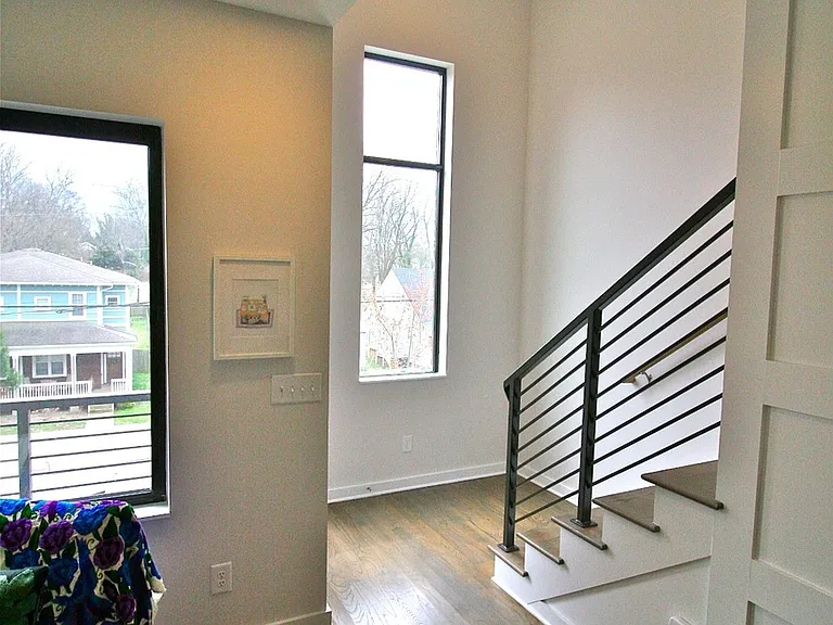 1029 Chester Ave — Photo 16
