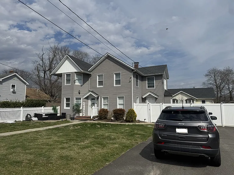 front view of house and driveway for upstairs unit B