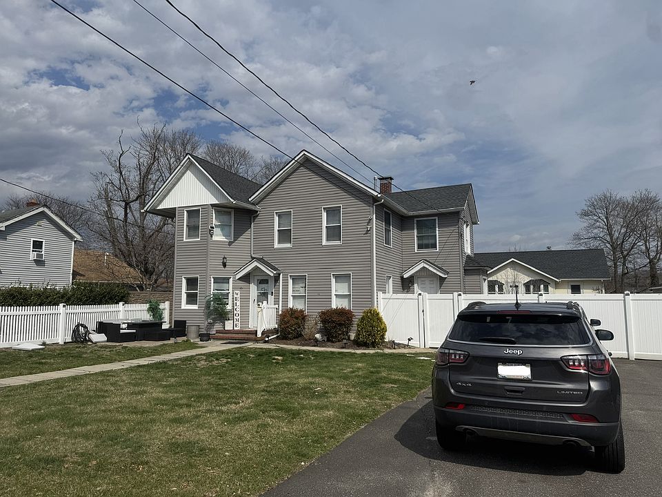 front view of house and driveway for upstairs unit B
