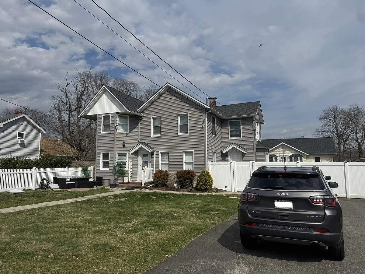front view of house and driveway for upstairs unit B - 91A River Ave #A