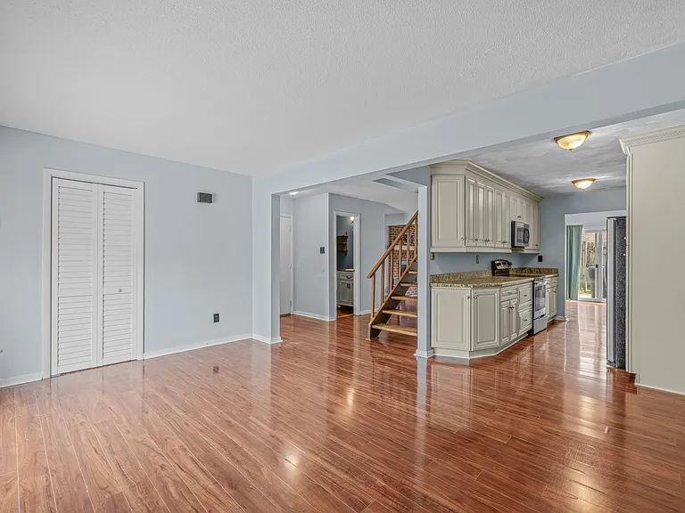 5021 Clairmont Ct — Photo 3