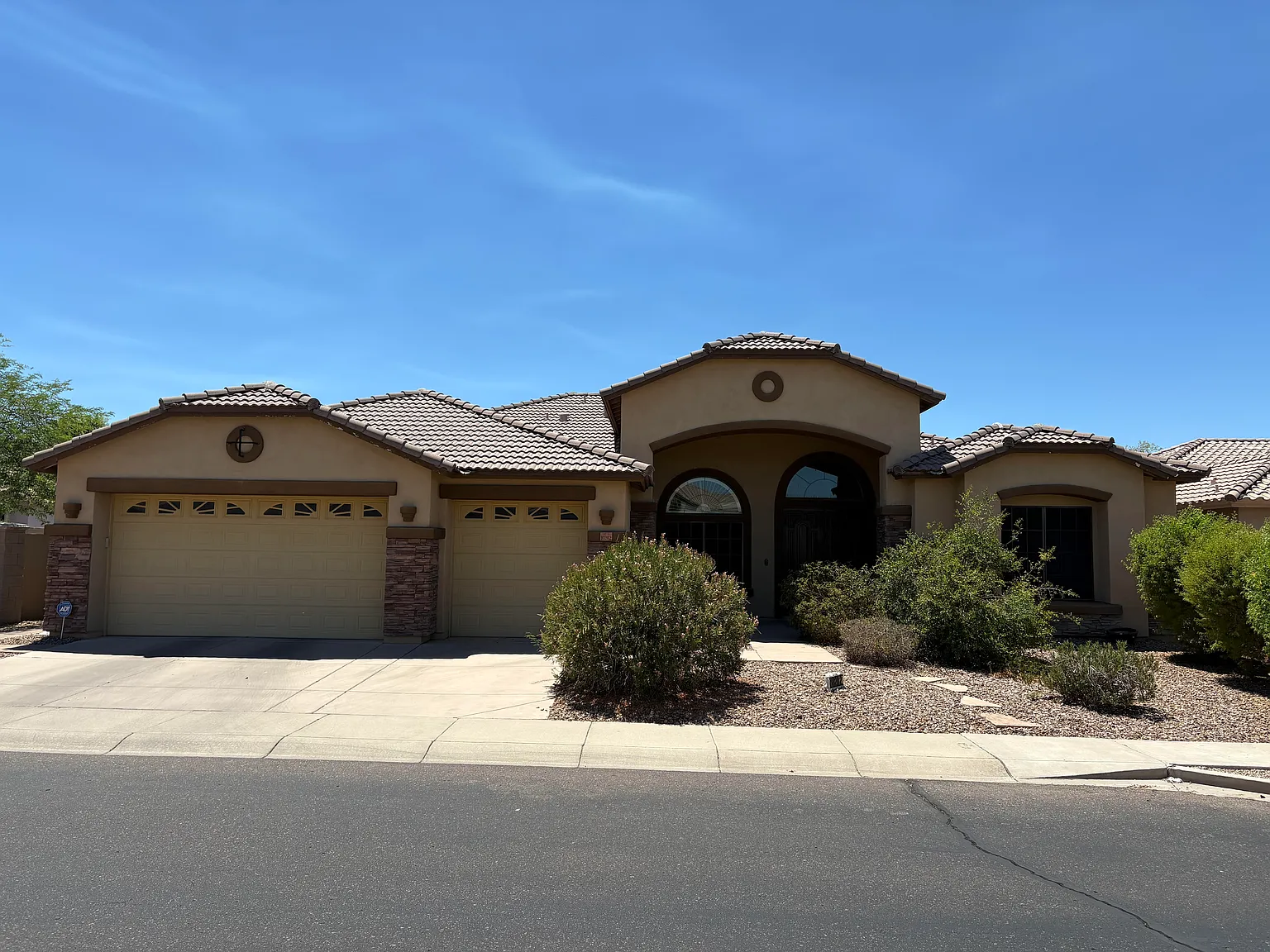 4 bed, 3290 sqft, $2,800 — Photo 3