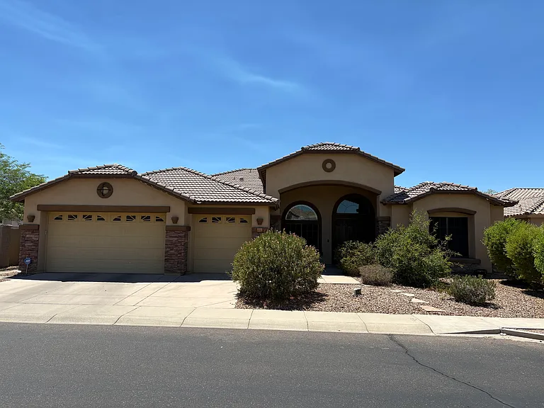 10202 S 44th Ln — Photo 3
