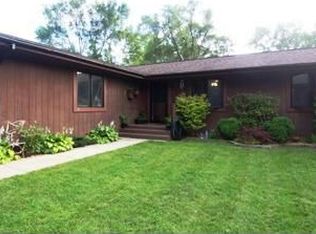8620 Country Club Dr, Pinckney, MI