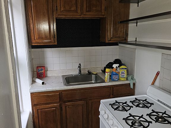 5th image of 587 Carlton Ave #3
