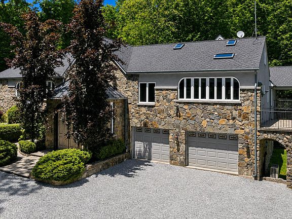 3rd image of 481 Mount Airy Road E