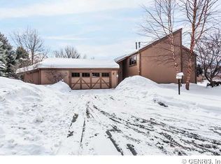 10 Foxboro Ln, Fairport, NY 14450