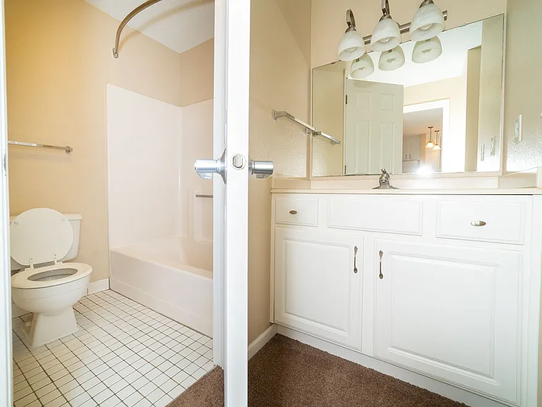 Plymouth Ponds Apartments — Photo 11