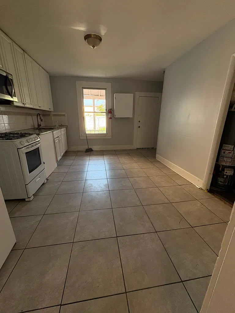 3 bed, $2,300 — Photo 2