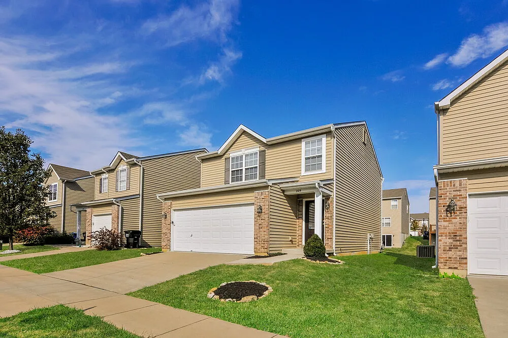 3 bed, 2.5 bath, 1480 sqft, $2,200 — Photo 3