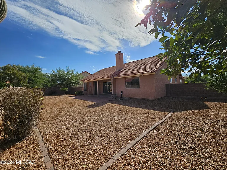 9827 N Stonecreek Pl — Photo 3