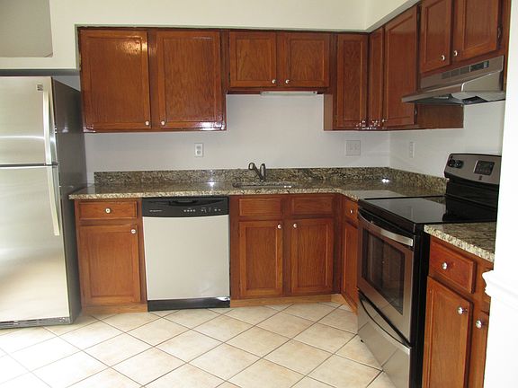 3rd image of 2833 Madeira Ct