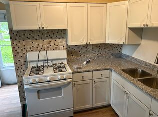 17 S Bartlett Rd, Streamwood, IL 60107