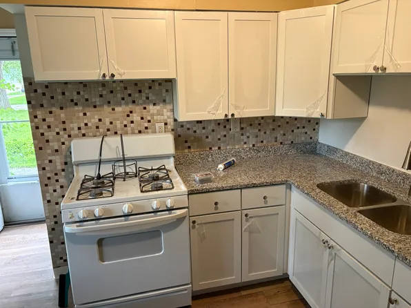 17 S Bartlett Rd, Streamwood, IL 60107