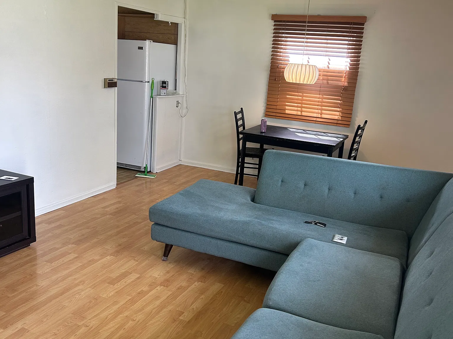 3 bed, 860 sqft, $2,000 — Photo 2