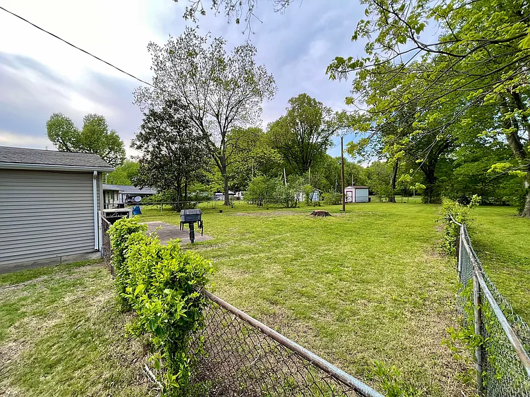 Fenced in backyard - plenty of space
