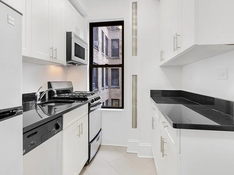 52 Clark St #2P — Photo 5