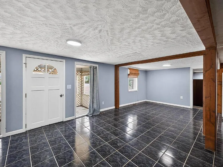 209 Edgar St — Photo 3