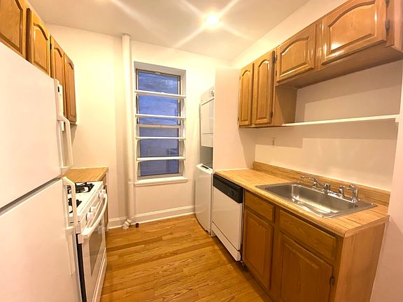 3rd image of 110 E 1st St APT 11