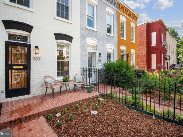 907 8th St NE, Washington, DC 20002