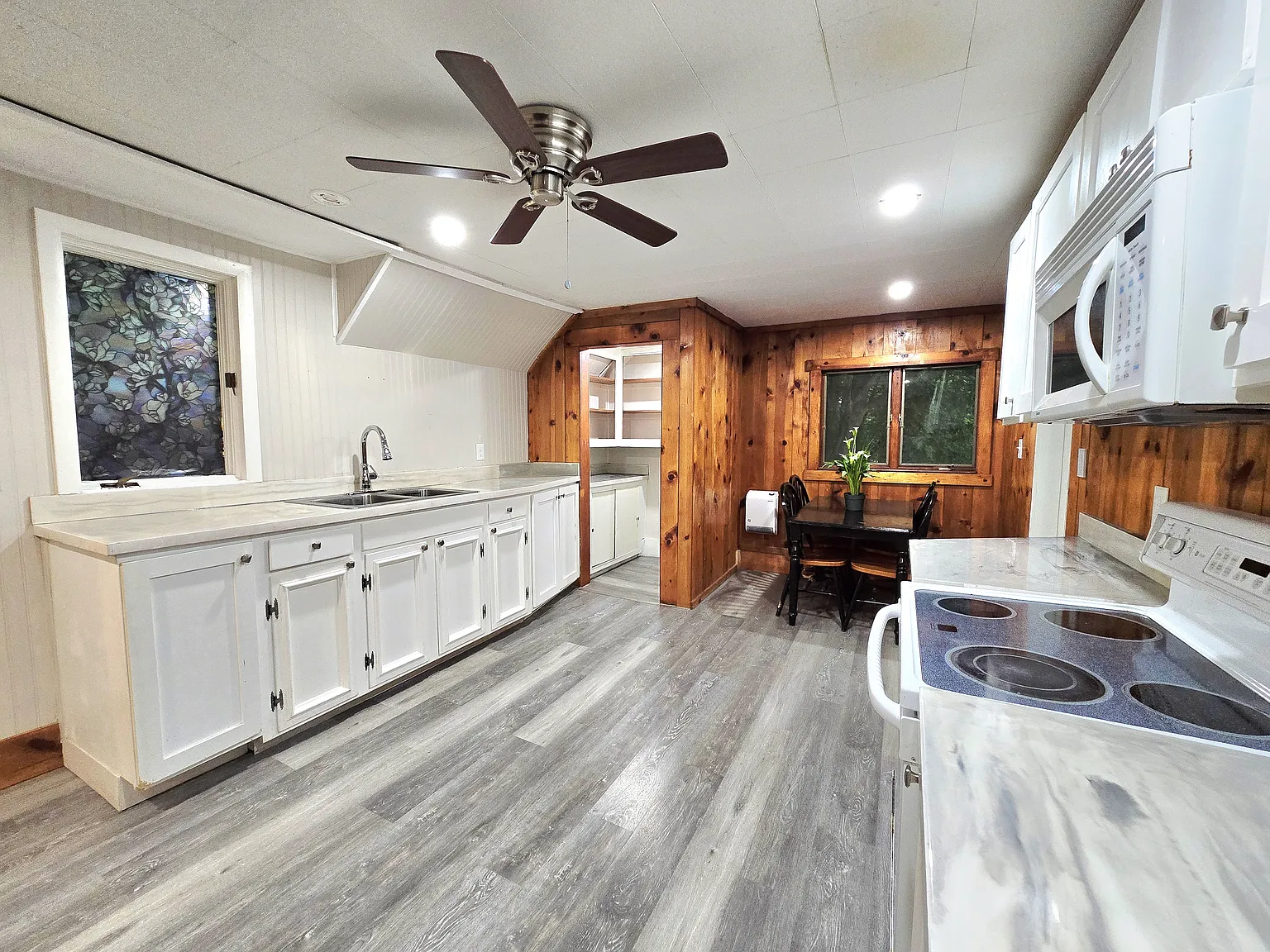 2 bed, 900 sqft, $1,900 — Photo 2