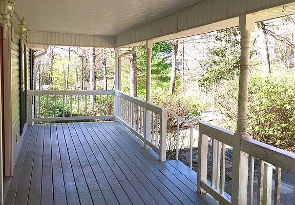 Image 5: welcoming front porch