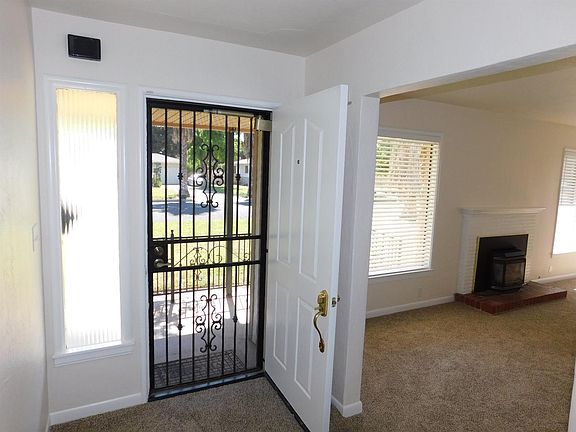 4th image of 410 Willis Ave