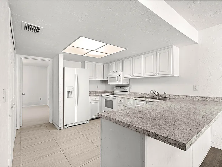 15203 Sandalwood Dr #203 — Photo 10
