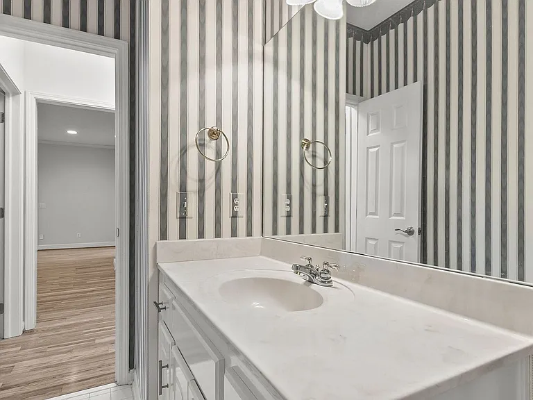 10495 Royal Points Dr — Photo 28