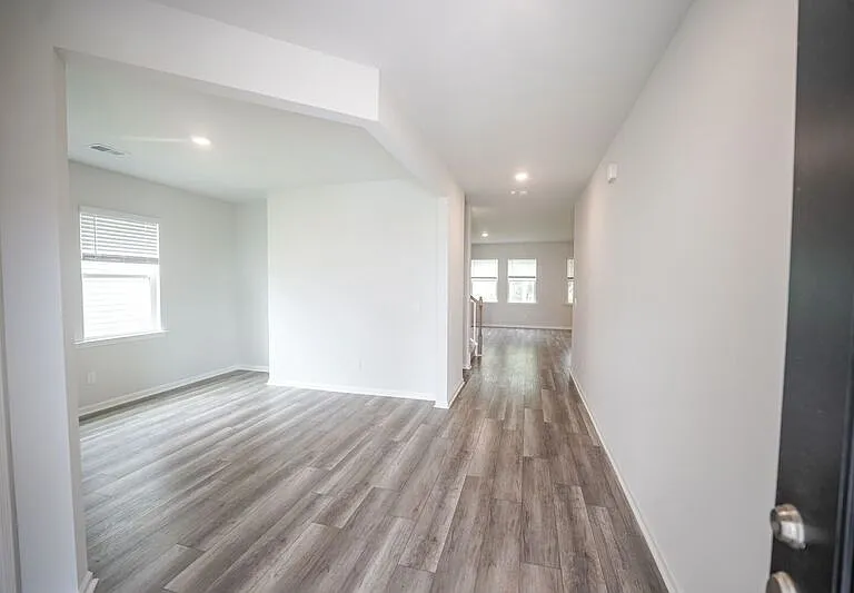 225 Lillian St — Photo 3