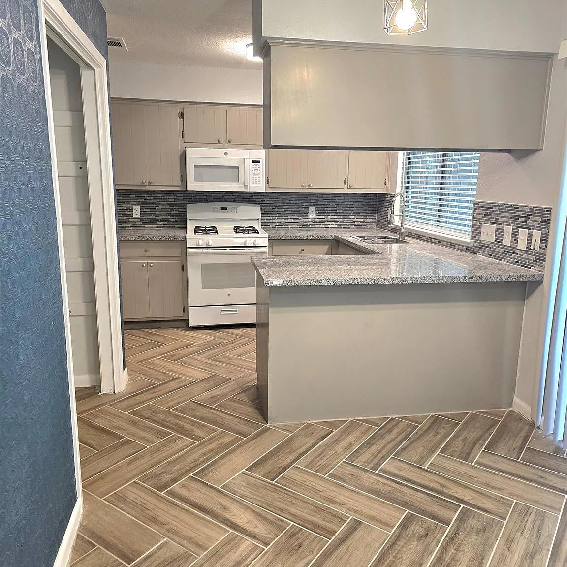 2 bed, 2.0 bath, 882 sqft, $1,575 — Photo 4