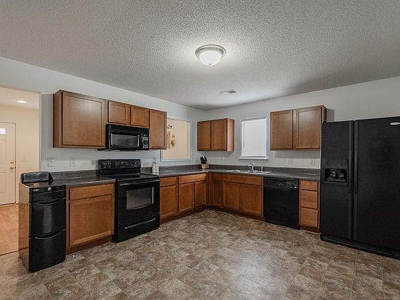 3rd image of 380 Valley Heights Ln
