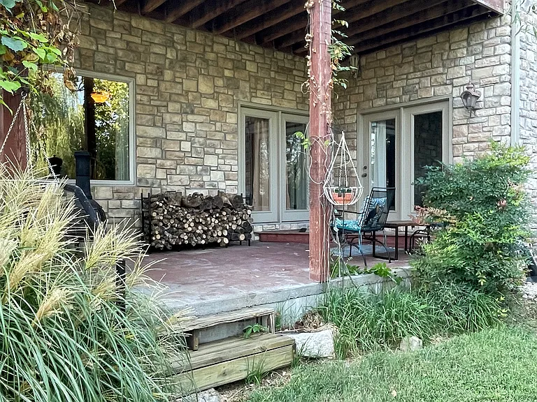 Front yard space & steps to enter