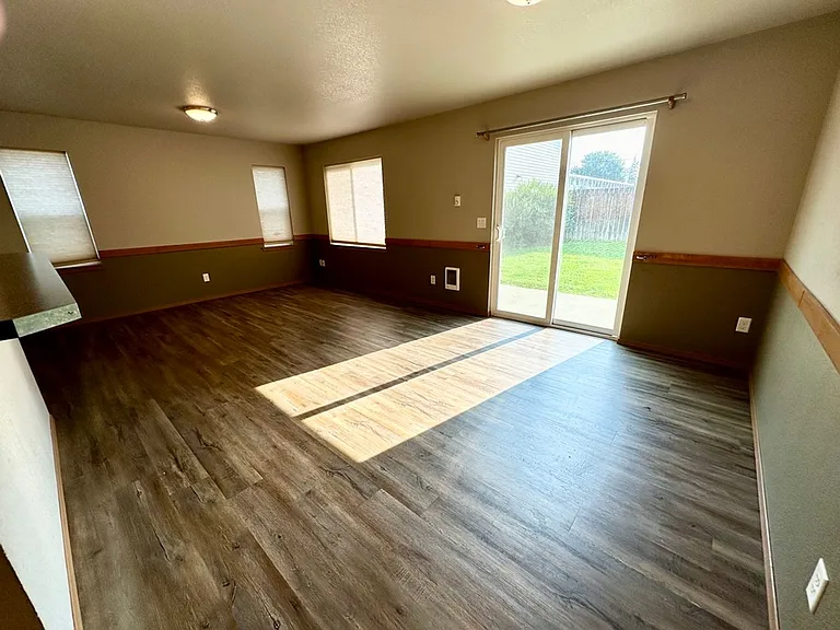 2102 N Yellowstone St — Photo 22