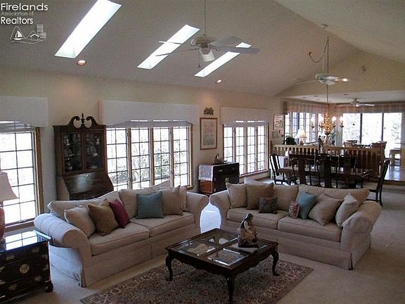 3rd image of 110 W Woodmere Dr