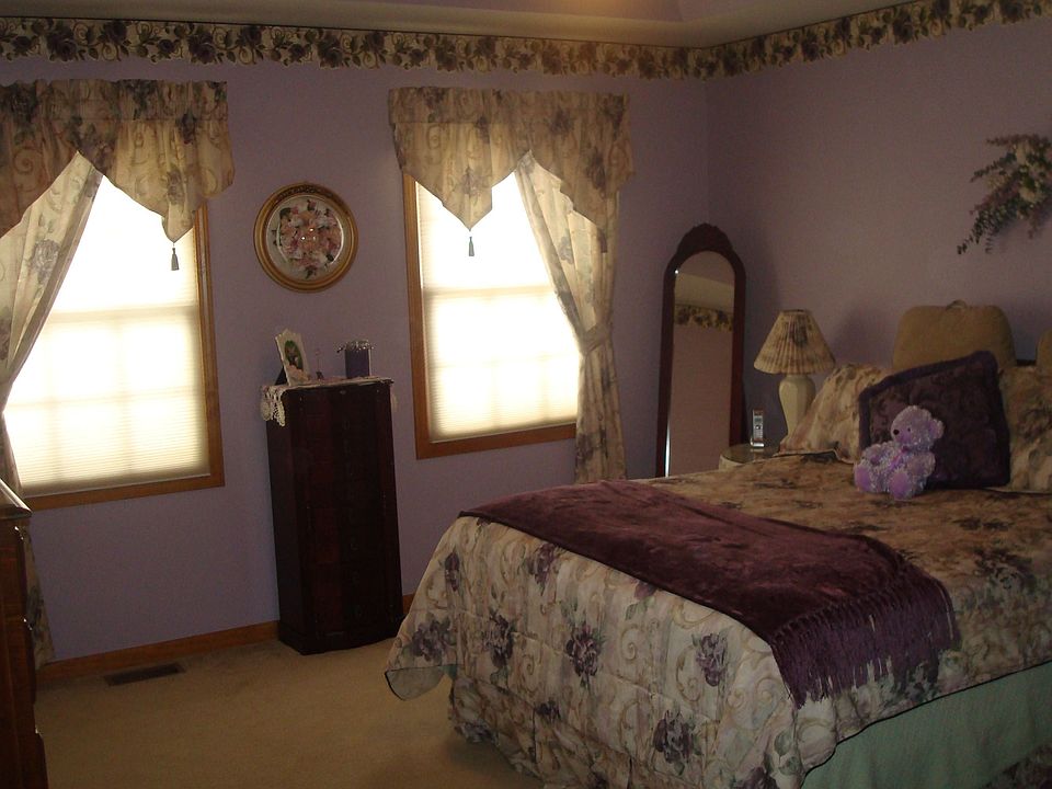 Master Bedroom w/pan ceiling