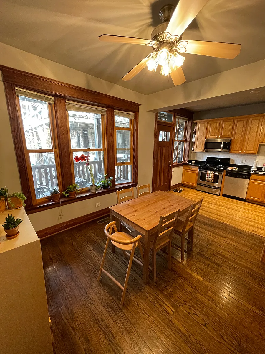 Building Photo - 1568 N Hoyne Ave #2S