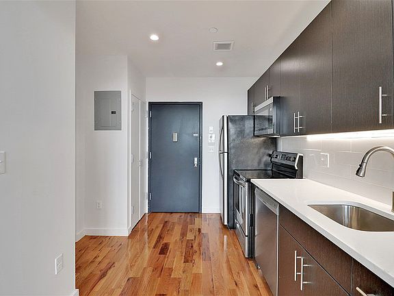 4th image of 15 Somers St #2D