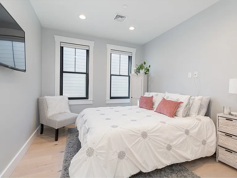 331 Chelsea St #4 — Photo 14