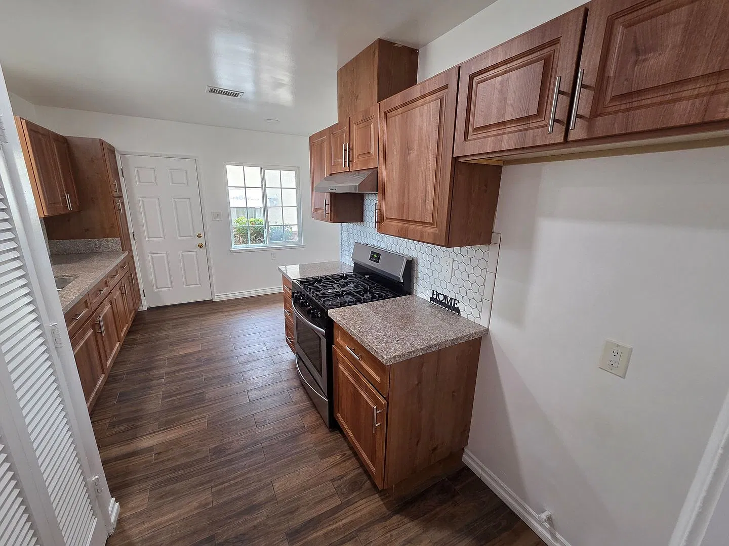 Beautiful upgraded 4 Bed, 2 Bath Cul-de-sac Home! — Photo 4