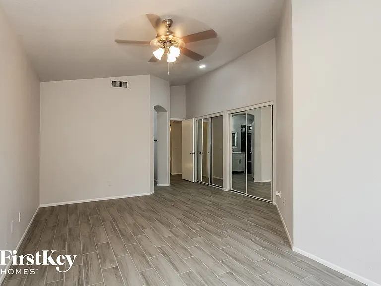 4605 E Grovers Ave — Photo 8