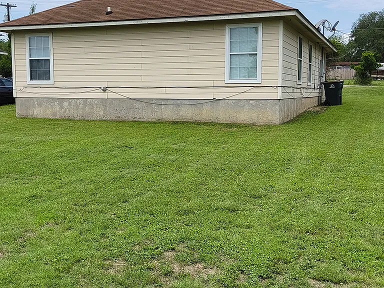 460 Willow Ave — Photo 3