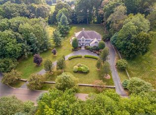 520 Queens Grant Rd, Fairfield, CT 06824