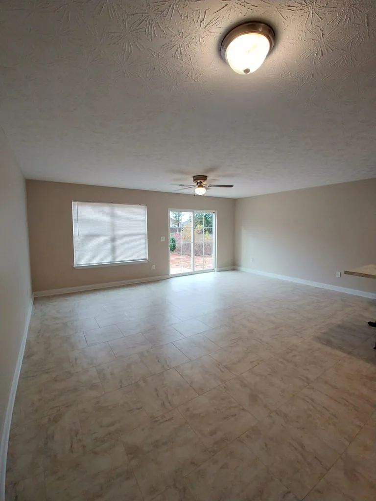 3 bed, 2.5 bath, 1576 sqft, $1,400 — Photo 2