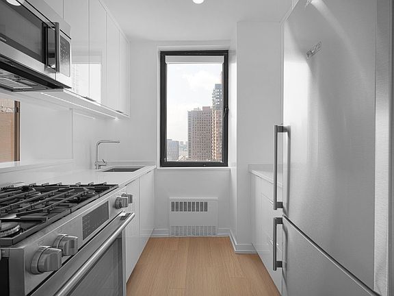 5th image of 124 W 60th St APT 20E