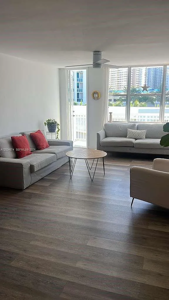 Chelsea Bayview Condo — Photo 3