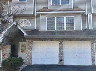 12 Hillside Ln, Valley Cottage, NY 10989